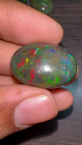 โอปอลเอธิโอเปียสีดำธรรมชาติ 25.00 กะรัต แบบคาโบชอง หลายสี ไฟหลากสี ผิวเรียบ ไม่มีตัวเรือน ใช้เป็นพลอยประจำเดือนตุลาคม - Product Image 2
