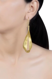 Pendientes Largos Clásicos de Aleación Chapados en Oro de Calidad de Exportación para Mujer, para Uso Diario y Ocasiones Especiales, Disponibles para la Venta - Product Image 3