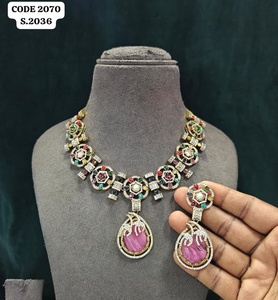 Elegante Conjunto de Collar con Colgante Floral Real y Adornos de Gemas Multicolor, Chapado en Oro Antiguo, Collar de Latón con Diseño Impresionante - Product Image 3