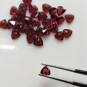 โกเมนสีแดงธรรมชาติ 6 มม. ทรงทริลเลียนคัท คุณภาพดีที่สุด พลอยเม็ดเดี่ยวสำหรับทำเครื่องประดับ - Product Image 1