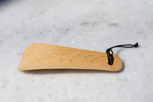Chausse-pied compact en bois fait main avec boucle en cuir, court et portable, aide au calage des chaussures, idéal pour les voyages, naturel - Product Image 3