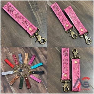Porte-clés mignon en cuir rose embossé avec motif floral, en cuir véritable, avec sangle mousqueton, cadeau pour elle - Product Image 1
