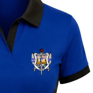 Vestido Polo Azul Rey y Negro para Mujer, Manga Corta, Cuello en Contraste, Uniforme Deportivo con Paneles Laterales y Escudo en el Pecho - Product Image 4