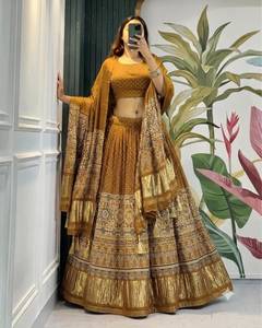 Conjunto Tradicional Indio-Pakistaní de Lehenga Choli Color Granate con Bordado Dorado, Vestido Largo para Bodas, para Mujer - Product Image 4