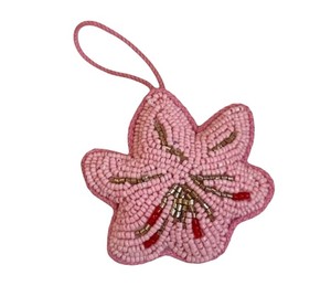Ornement suspendu en fleurs perlées roses – Motif Zardozi brodé à la main, Ornement indien fait main pour le Ramadan, l'Aïd et les cadeaux festifs - Product Image 1