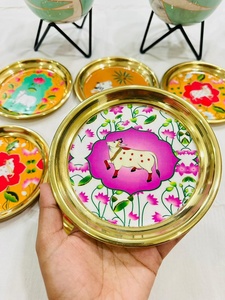 Ensemble de sous-verres en laiton Pichwai Art, plaque décorative en métal artisanale avec motifs traditionnels de vache et de lotus pour la décoration de la maison - Product Image 3