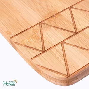 Planche à découper rectangulaire en bois naturel avec poignée intégrée et trou de suspension, écologique, passe au lave-vaisselle, REHMAN CRAFT - Product Image 2