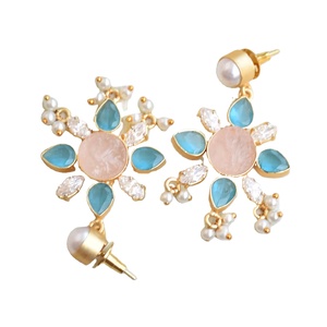 Pendientes Colgantes de Flor de Latón con Cuarzo Rosa y Circonitas, Estilo Étnico Clásico, Acabado Chapado en Oro de 18K, Hipoalergénicos, para Boda - Product Image 3