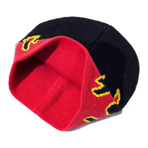 Bonnet en tricot unisexe avec motif flamme brodé sur fond noir et motifs colorés pour un style décontracté et urbain - Product Image 5
