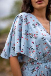Vestido midi casual de verano para mujer, con estampado floral azul, cuello en V, manga casquillo, corte en A, tejido transpirable y dobladillo escalonado de ajuste holgado. - Product Image 2