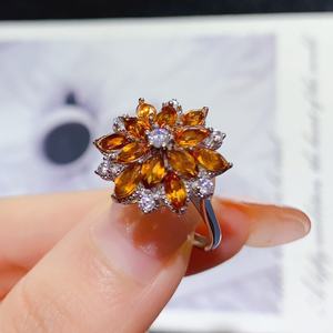 Anillo de Compromiso Clásico de Plata de Ley 925 con Forma de Flor y Circonita Cúbica en Corte Pera, Regalo para Mujer en Aniversario de Bodas o Fiestas - Product Image 3