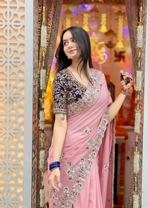 Sari en soie mélangée et velours brodé KV, style Bollywood (rose) - Product Image 2