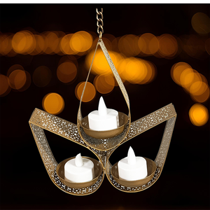 Apportez une touche de lueur dorée à votre espace avec ce magnifique porte-bougie suspendu. Parfait pour ajouter une touche moderne et traditionnelle à n'importe quelle pièce. - Product Image 3