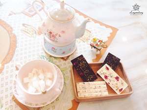 Luxury Chocolate Gift <b>Box</b> Of Chocolate Bar With Flowers and Nuts, Custom <b>Box</b> For Women's Gift Set - Product Image 1
