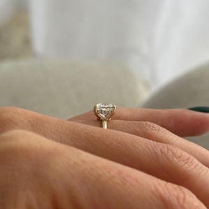 Bague de fiançailles solitaire en or jaune 14 carats avec diamant de laboratoire taille coussin 2 carats E VVS2, halo dissimulé et ajustement confortable - Product Image 6