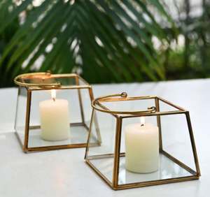 La linterna viene con una resistente asa metálica en la parte superior que no solo le permite transportarla fácilmente, sino que también aporta un toque clásico. - Product Image 5