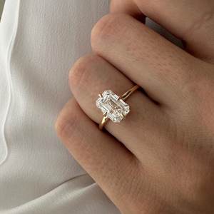 Anillo de compromiso con diamante cultivado en laboratorio de 3 quilates, corte esmeralda, con halo oculto, en oro de 14k, certificado IGI - Product Image 3