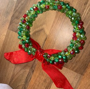 Adorno navideño artesanal con cuentas de cristal verde brillante y pequeños racimos de bayas rojas. - Product Image 6