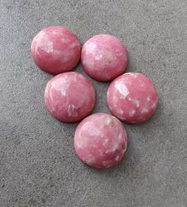 พลอยทูลไลท์ธรรมชาติทรงกลมแบบคาโบชอง สีชมพู ด้านหลังแบน ขนาดปรับเทียบแล้ว สำหรับทำเครื่องประดับ พลอยหลวม คริสตัลบำบัด - Product Image 5