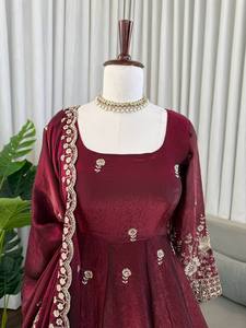 Ensemble Anarkali en soie bordeaux brodé, tenue indienne pakistanaise pour femmes avec dupatta, robe de fête de mariage - Product Image 4