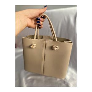 Borsa a tracolla color crema lucida da donna - Product Image 1