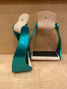 Estribos Angulares de Aluminio con Diseño Grabado, Modelo ECI-AAWS26-0012 de Euro Cavall Industries - Product Image 4