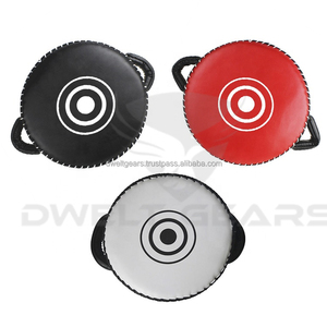 Vente en gros de boucliers de frappe ronds personnalisés DWELT GEARS avec logo et design pour Muay Thai et MMA |   Cuir PU Couleur Personnalisée - Product Image 2