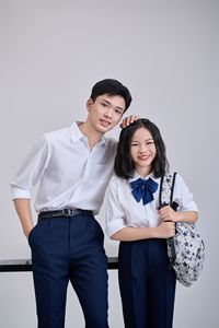 เสื้อนักเรียนแขนสั้นสีขาวสำหรับเด็กประถม ผลิตในเวียดนาม ยี่ห้อ FMF ผ้าป๊อปลินทอ ผสมโพลีเอสเตอร์ 65% และฝ้าย 35% แบบยูนิเซ็กซ์ - Product Image 3