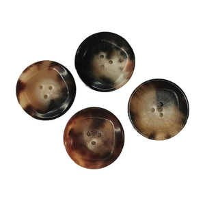 กระดุมเขาควายแท้ทรงกลมสีดำ 4 รู แบบสั่งทำพิเศษสำหรับเสื้อโค้ท สูท แจ็คเก็ต และเสื้อผ้าสำหรับผู้หญิงและผู้ชาย - Product Image 4