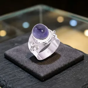 Bague en argent sterling 925 faite à la main avec un grand cabochon ovale en iolite bleue naturelle pour homme - Product Image 5