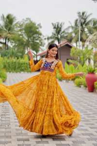 Robe spéciale Navratri en faux georgette Flair de 9 mètres, avec broderie de designer, travail de fils et de miroirs véritables, et dentelle Kodi. - Product Image 1