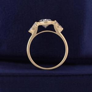 Anillo de compromiso con diamante de corte ovalado y engaste de bisel en oro amarillo macizo con piedras laterales de diamante redondas, anillo solitario de inspiración vintage. - Product Image 4