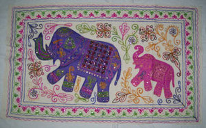 Nappe de table Zari Ari brodée 100% coton écologique, artisanale, textile indien de luxe, travail complexe au fil d'or, pour la maison - Product Image 2
