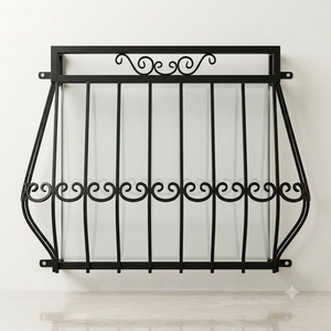 Balustrade de balcon traditionnelle en fer à fixation murale, avec un design résistant à la rouille, un montage facile et une intégration de panneaux en verre. - Product Image 1