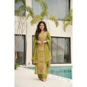 Ensemble 3 pièces pour femme en soie Chinnon brodée Zari : haut, pantalon et dupatta - Product Image 6
