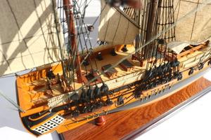 Maqueta de Barco de Madera HMS Essex 1799 Hecha a Mano - Réplica Clásica del Fragata de la Marina Real Británica para Decoración de Hogar u Oficina de Lujo - Product Image 4