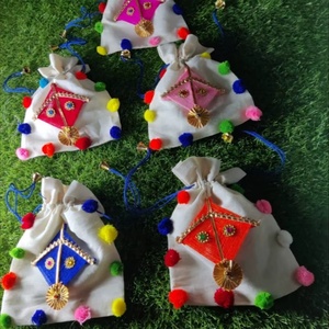 กระเป๋าผ้าฝ้ายสีขาวทำมือ พร้อมลายปักว่าวสีสันสดใสและพู่ห้อยประดับ สายรูดสีน้ำเงินพร้อมกระดิ่งสีทอง - Product Image 1