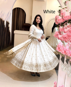 ชุดคุर्ติ 3 ชิ้น ดีไซน์พิเศษ พร้อมงานปักและประดับเลื่อมสวยงาม เหมาะสำหรับงานแต่งงาน ชุดแบบอาหรับ - Product Image 1