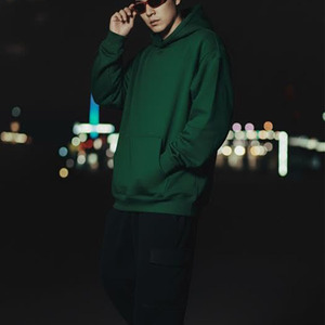Sweat à capuche personnalisé avec logo imprimé, confortable, tendance streetwear, vêtement haut de gamme pour homme, coupe ample, en molleton de coton. - Product Image 2