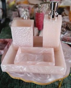 Ensemble d'accessoires de salle de bain en résine nacrée rose pour hôtel, avec distributeur de savon, plateau, porte-savon et porte-brosse à dents pour la maison et la salle de bain - Product Image 1