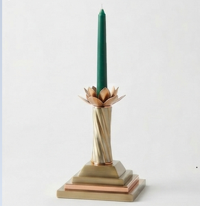 Candelabro de Latón con Base Cuadrada, Columna Espiral y Parte Superior en Forma de Pétalo, Decoración Navideña para el Hogar - Product Image 4