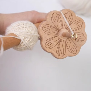 Hiladora de madera con espiral floral y mango para hilar hilo a partir de lana. - Product Image 2