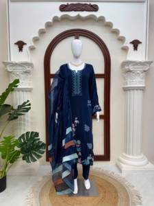Ensemble prêt-à-porter entièrement cousu avec haut en soie Jura orné de broderies complexes, pantalon en soie Jura et dupatta en organza. - Product Image 4