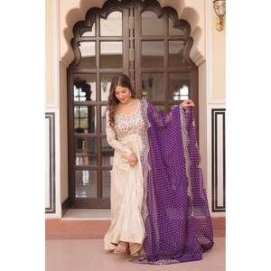 Robe de soirée à imprimé Bandhani avec broderie ajourée pour les fêtes et les occasions spéciales - Product Image 5