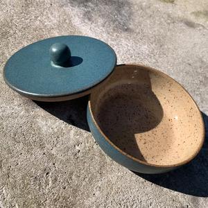 Moderno Contenedor Redondo para Mantequilla con Tapa de Perilla Elevada, Diseño de Recipiente Profundo, Acabado Liso, Elegante Soporte para Guardar Mantequilla en la Encimera de la Cocina - Product Image 2