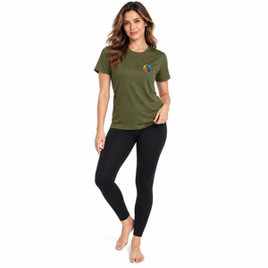 Los detalles modernos le dan a la camiseta de mujer un aspecto fresco con tela suave, movimiento cómodo y un acabado impecable para ocasiones casuales diarias. - Product Image 1