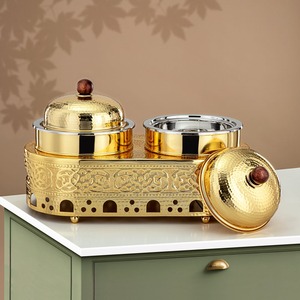 Plat à réchaud double doré avec couvercles en dôme martelé, finitions rondes marron et support de base ajouré orné, idéal pour les mariages - Product Image 2