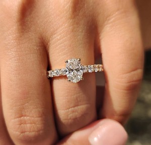 Bague de fiançailles ovale pavée de diamants de laboratoire de 1,50 à 5,00 carats, avec bande pavée ronde, en or 14K/18K, argent PT950/S925, certifiée IGI - Product Image 2