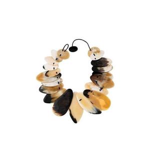 Collar de cuerno hecho a mano con tallado artístico, ideal para atuendos de diseñador y colecciones de boutiques premium. - Product Image 1