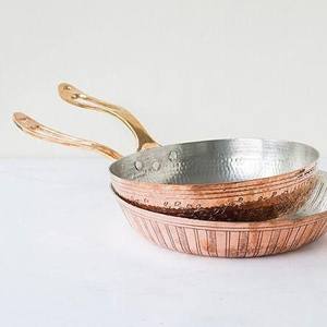 Poêle à frire en cuivre forgé à la main avec poignée en laiton, finition martelée, pour la cuisine quotidienne et l'utilisation professionnelle dans les hôtels et restaurants - Product Image 1